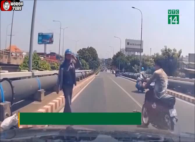 Video :A kind driver offers the man he struck a new scooter
